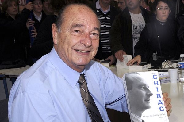 L'ancien président français Jacques Chirac pose avec son livre le 7 novembre 2009 lors du salon du livre de Brive-la-Gaillarde.