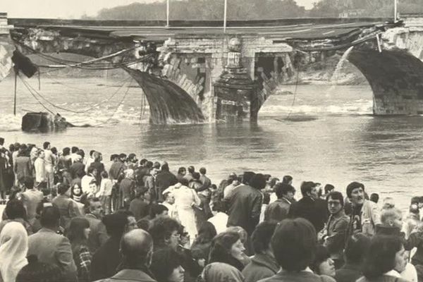 Le pont Wilson effondré offre un spectacle de désolation aux tourangeaux venus nombreux assister à la catastrophe