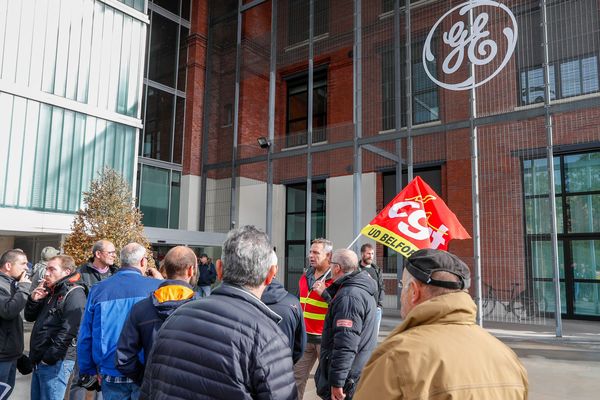 Blocage du site de General Electric de Belfort par l'intersyndicale. (Belfort 10 octobre 2019).
 
