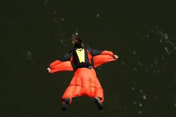 Un équipement de base jump en pleine action aux Etats-Unis. La toile permet à l'utilisateur de planer sur une longue distance.