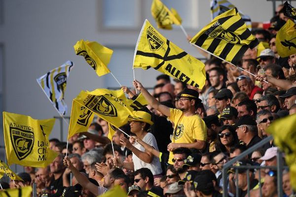 Les supporters du stade Deflandre derrière leur équipe, première du championnat de Top 14.