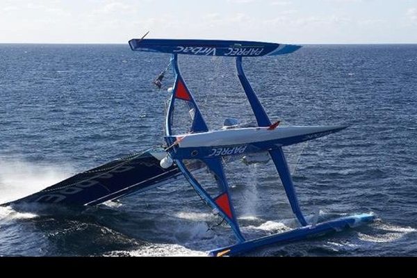 Le trimaran Mod 70 Virbac Paprec, de Jean Pierre Dick et Rolland Jourdain, a chaviré alors qu'ils s’entraînaient en vue de la Transat Jacques Vabre.