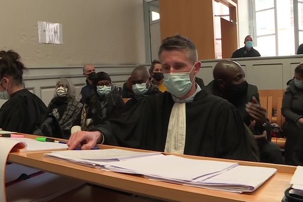 Ce mardi, les avocats de la famille Diabaté dont maître Maxime Gouache, ont demandé la requalification des faits en violences volontaires ayant entraîné la mort sans intention de la donner, passibles de la cour d'assises, ou que le tribunal se déclare incompétent.
