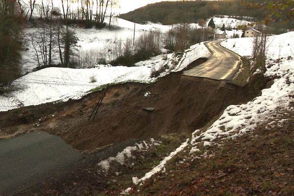 Une partie de la route a été emportée par un glissement de terrain sur la RD 35 à Gerbaix (Savoie).