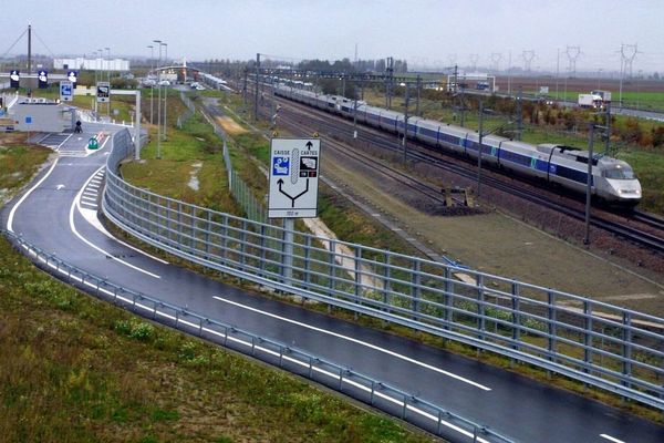 Les passagers vont changer de train à la gare TGV Haute-Picardie.