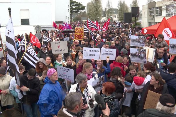 Miliadoù a dud a oa e Karaez disadorn 18 a viz Meurzh evit difenn an ti-gwilioudiñ.