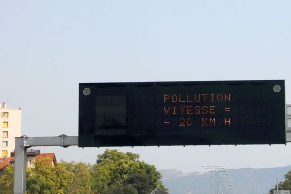 En raison d'un épisode de pollution, la vitesse doit être réduite vendredi 14 janvier sur les routes du Puy-de-Dôme.