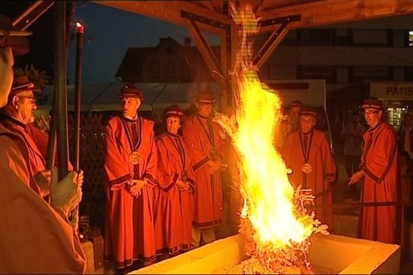 La Confrérie des chevaliers Porte Cheville a honoré son serment : "valoriser l’image des fabricants et de la fabrication de la Véritable Saucisse de Morteau sous Label".