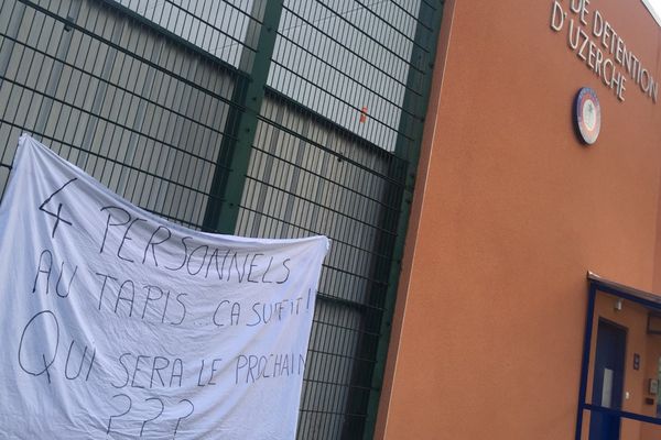 Les personnels ont déployé une banderole sur les grilles de l'établissement pénitentiaire mercredi 30 mars au matin