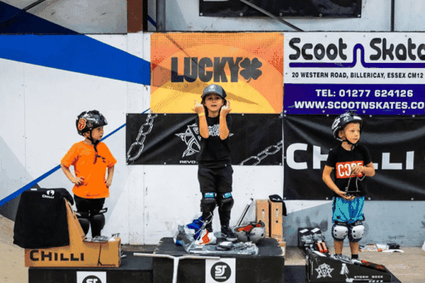 À l'âge de six ans, Bastien remporte le titre internation de champion du monde de trottinette freestyle.