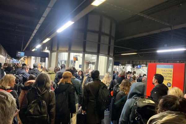 En gare de Rouen (Seine-Maritime), de nombreux voyageurs sont descendus pour essayer de trouver une solution.