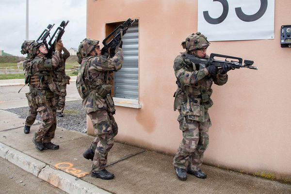 Entraînements au combat urbain sur le site de Joeffrécourt, près de Sissone (Aisne) suivis par une dizaine de militaires de l'escadron de transport de réserve (ETR) du 503e RT en février 2016