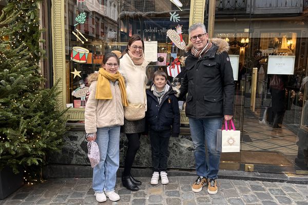 La famille de Baptiste et Charlotte vient d’acheter des gaufres chez Méert. Pour eux, pas de stress, les cadeaux sont déjà prêts.