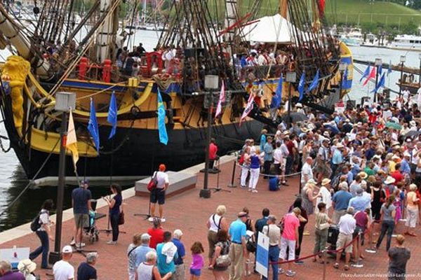 Des milliers de visiteurs montent à bord de l'Hermione à chacune de ses escales. Ici à Baltimore.