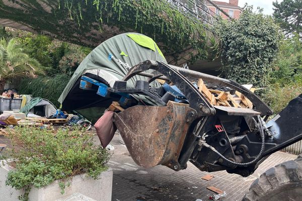 25 réfugiés ont été délogé lors d'une opération de démantèlement du campement de Berriat à Grenoble.