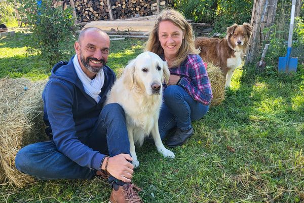 Franck Menestret, Laurine Perrier, spécialiste en communication animale, et Muffin.