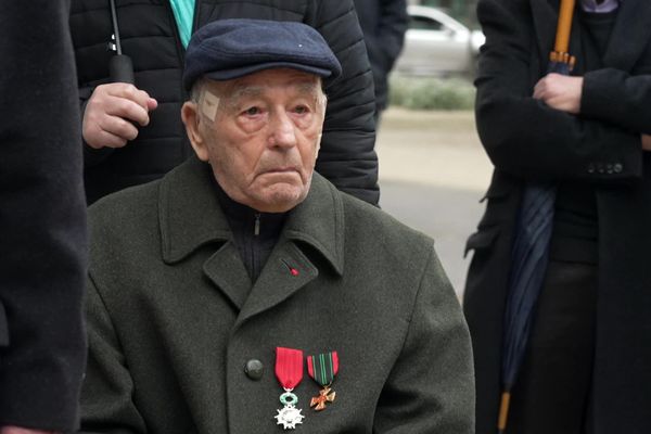 Vincent Malerba, aujourd'hui âgé de 99 ans, a été arrêté par les nazis le 11 novembre 1943 à Grenoble et déporté au camp de Buchenwald-Dora (Allemagne).