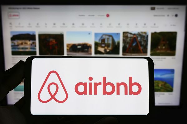 Selon un collectif d'hôteliers, la plateforme Airbnb, leader mondial de la location d'appartements de tourisme sur internet, hébergerait en conscience des annonces illicites.