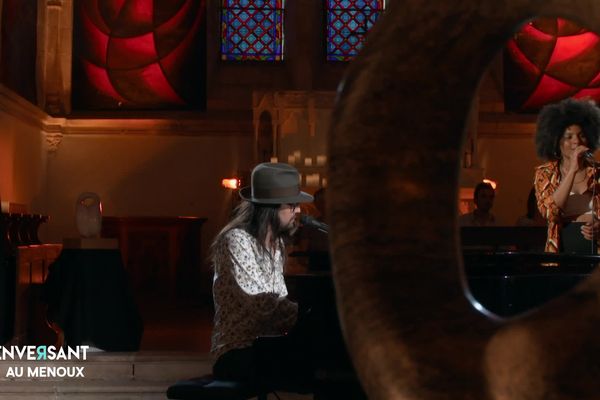 Lulu Gainsbourg et Léo chantent en l'église Notre-Dame du Menoux pour Renversant.