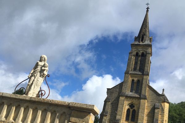 La toiture de l'église aurait besoin d'être changée. 