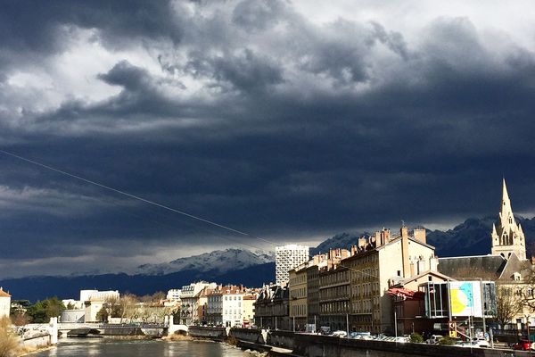 Le ciel couvert à Grenoble, image d'illustration.