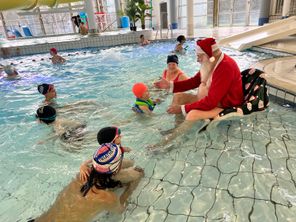 Gaby, 86 ans, Père Noël au jardin aquatique de la piscine du Val de 
 Thouet à Saumur