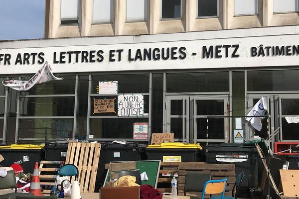 Des négociations sont en cours afin de laisser entrer le personnel de l'université. 