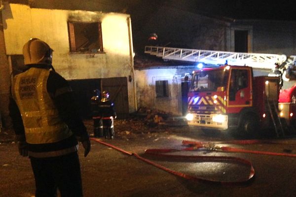 La maison a été soufflée par l'explosion et un homme a été brûlé dans l'incendie qui a suivi