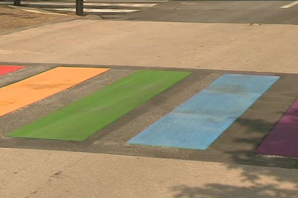 Le premier passage piéton aux couleurs de l'arc-en-ciel a été inauguré à Périgueux ce 17 mai 2018. 