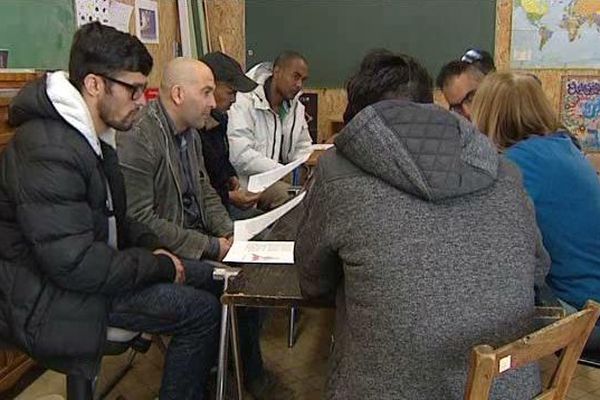 Claudine Pujol (en bleu) est enseignante retraitée. Elle donne des cours de français aux migrants installés dans l'Allier.