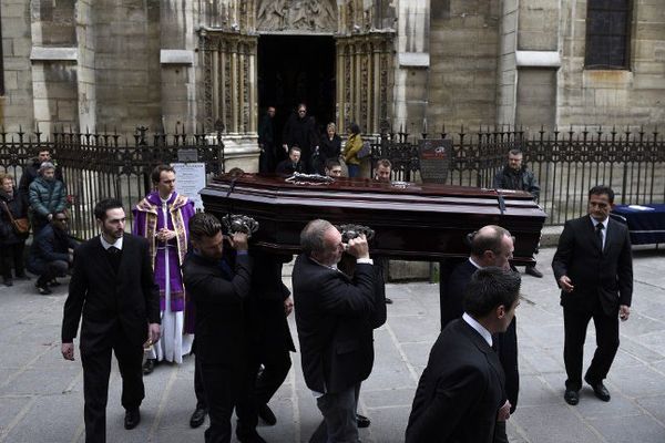 Quelque 500 personnes avaient pris place dans la petite église Saint-Séverin pour honorer sa mémoire .