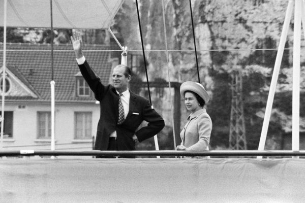 La Reine Elizabeth et le Prince Philip quittent la ville de Rouen à bord du yacht Britannia le 19 mai 1972