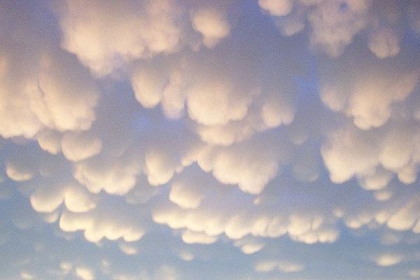 Quelques nuages orageux, on dirait presque une peinture dans le ciel