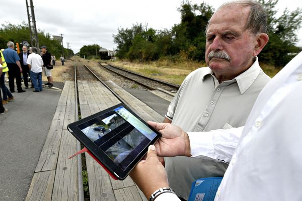 Michel Guérin examine les prises de vue par caméra de son dispositif DSPN au cours d'un test organisé le 21 juin 2018