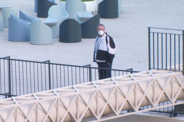 Image d'un des ressortissants dans le centre de Carry-le-Rouet, le 7 février