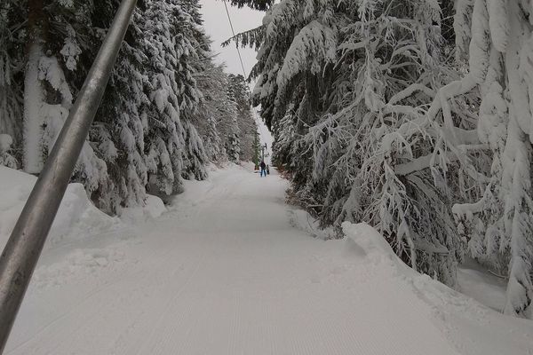 Les skieurs qui rejoignent la station de ski du Lioran dans le Cantal par le train n’ont que quelques mètres à faire pour utiliser le premier téléski qui les emmène au pied des pistes, c’est unique en France.