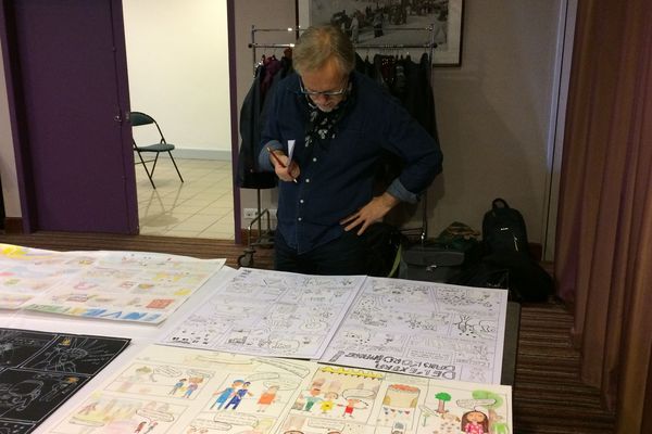 Franck Margerin en train de sélectionner les planches à Angoulême.