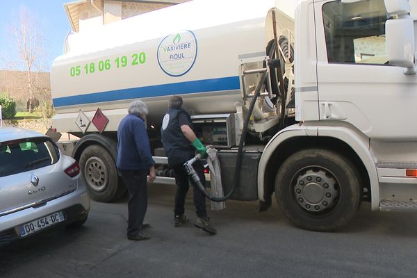 Ce camion effectue des distributions de fioul dans la mairie, le 15 mars 2024, en Haute-Vienne.