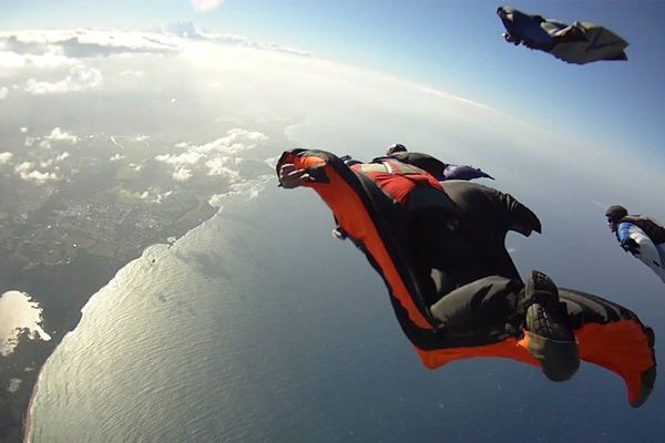 Les sauts en parachute et les "wingsuits" sont au programme de Carnets de vol, dimanche à 10H45