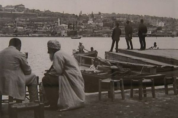 Une photographie de Pierre Loti prise sur les bords du Bosphore.