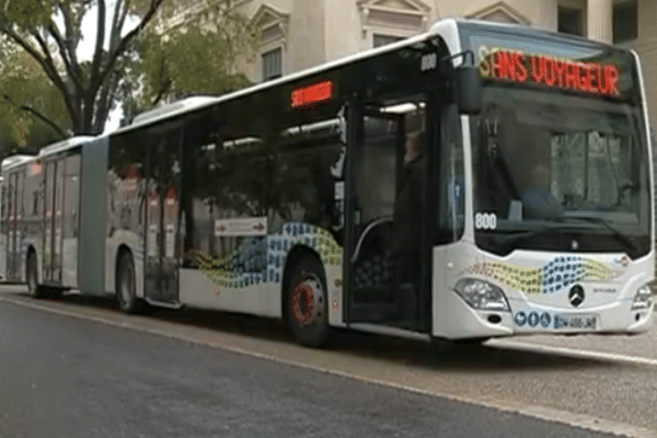 Nîmes - 11 des 17 nouveaux bus articulés achetés par la ville viennent d'arriver - novembre 2015.