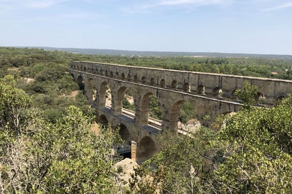 Le Pont du Gard a été construit il y a 2000 ans, imaginé pour acheminer l'eau des sources de l'Eure, près d'Uzès, jusqu'à Nîmes.