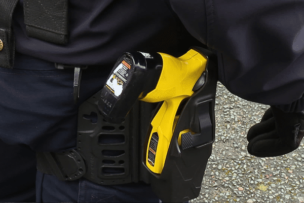 Aujourd'hui équipés de tasers et de lanceurs de balles de défense, les 68 policiers municipaux d'Angers pourraient donc être dotés dès cette année d'armes à feu.