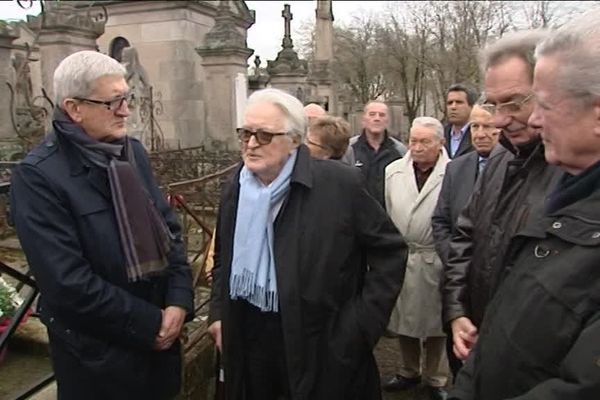 Roland Dumas, Emile-Roger Lombertie et Alain Rodet samedi 26 mars 2016 au cimetière de Louyat à Limoges devant le caveau familial des Dumas