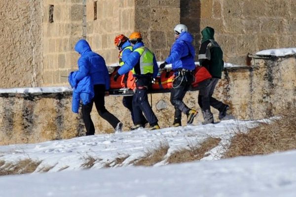 Des secouristes transportant le corps d'une des victimes de l'avalanche du Queyras, le 25 janvier 2015