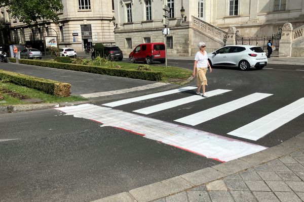 Peintes jeudi 8 juin au matin, les couleurs arc-en-ciel ont été recouvertes de peinture blanche dès la nuit suivante