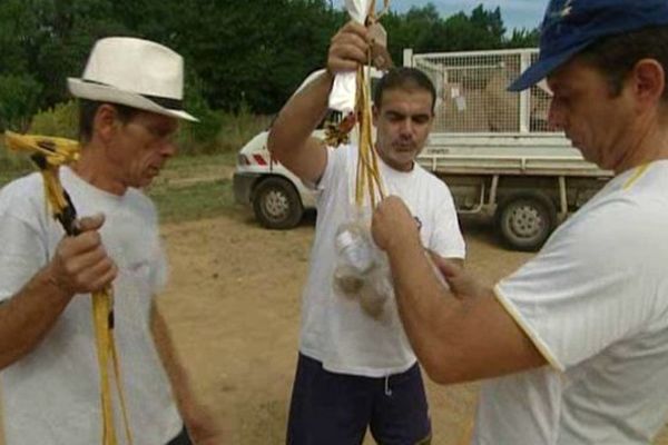 Les artificiers installent les explosifs pour le 14 juillet sur le site de Grabels, dans l'Hérault. - 13 Juillet 2015.