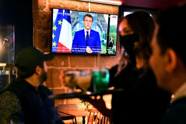 L'allocution d'Emmanuel Macron diffusée dans un bar lundi 12 juillet.