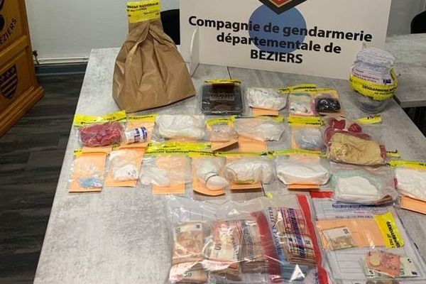 1618 g de cocaïne, 998 g d’amphétamines, 44 g d'or, 150 g de cannabis, 222 plants de cannabis et un fourgon évalué à 19000 € ont été saisis lors des perquisitions - 20 décembre 2019