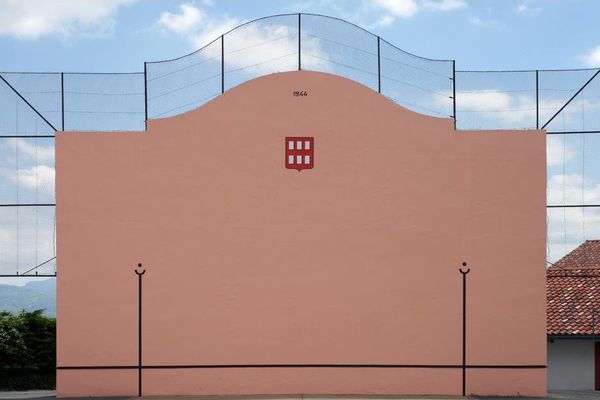 Un des frontons photographiés par Frédéric Lefever. 